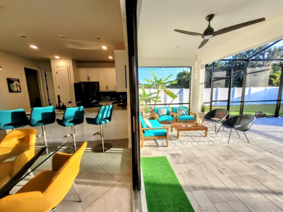 Blue Door Retreat - Luxury Pool Home - Sleeps 8 케이프코럴 외부 사진