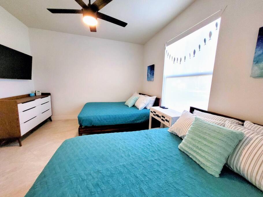 Blue Door Retreat - Luxury Pool Home - Sleeps 8 케이프코럴 외부 사진