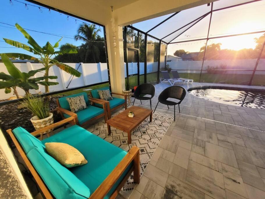 Blue Door Retreat - Luxury Pool Home - Sleeps 8 케이프코럴 외부 사진
