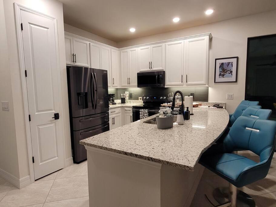 Blue Door Retreat - Luxury Pool Home - Sleeps 8 케이프코럴 외부 사진