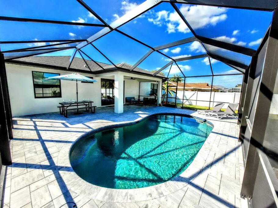 Blue Door Retreat - Luxury Pool Home - Sleeps 8 케이프코럴 외부 사진