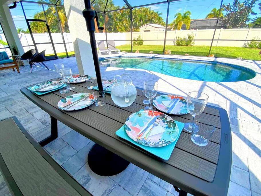Blue Door Retreat - Luxury Pool Home - Sleeps 8 케이프코럴 외부 사진