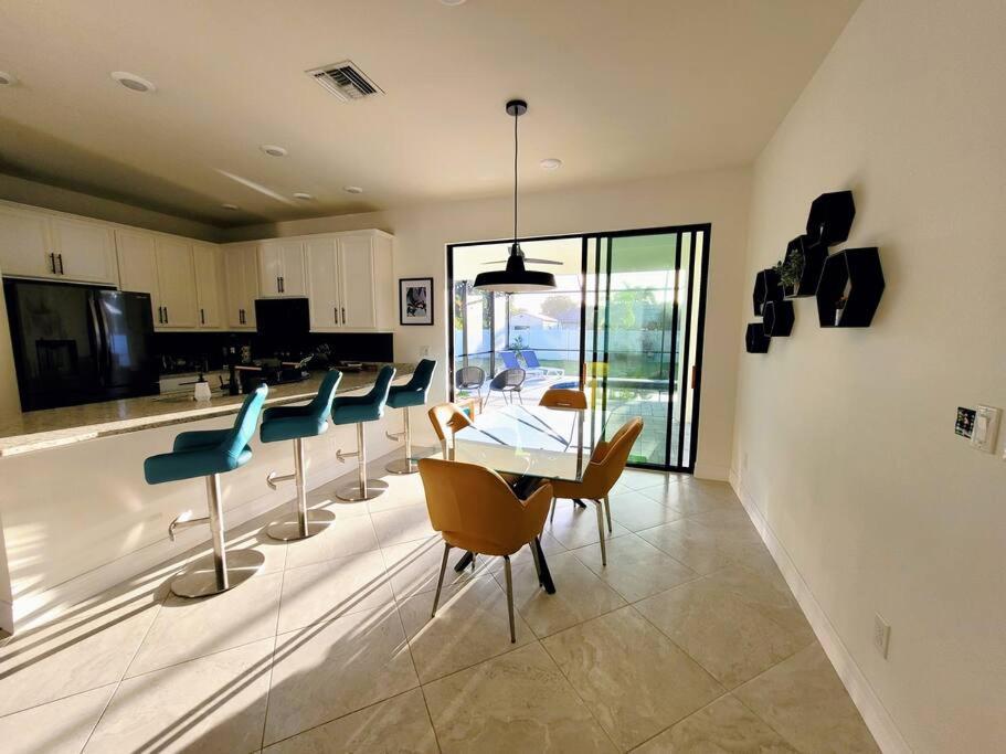 Blue Door Retreat - Luxury Pool Home - Sleeps 8 케이프코럴 외부 사진