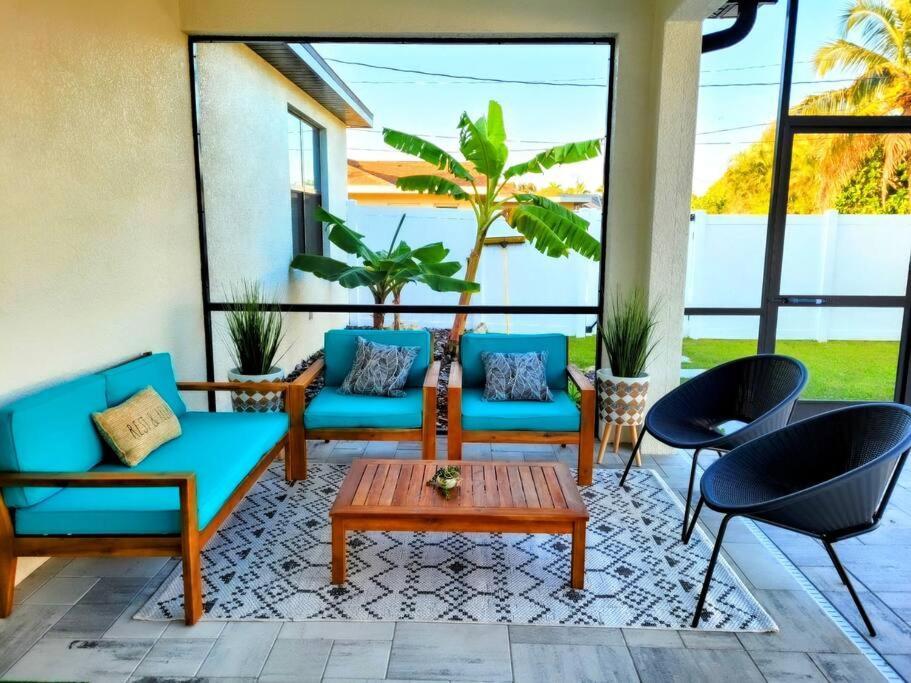 Blue Door Retreat - Luxury Pool Home - Sleeps 8 케이프코럴 외부 사진
