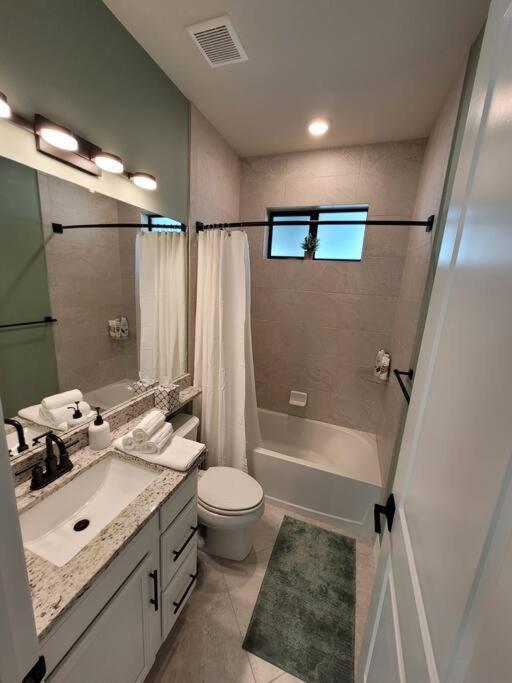 Blue Door Retreat - Luxury Pool Home - Sleeps 8 케이프코럴 외부 사진