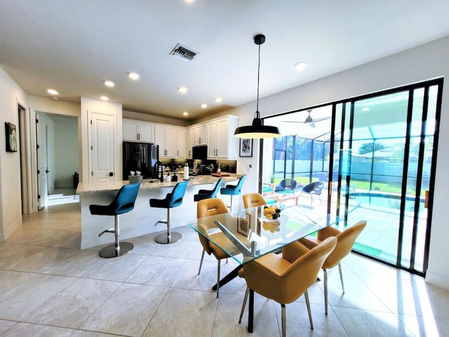 Blue Door Retreat - Luxury Pool Home - Sleeps 8 케이프코럴 외부 사진