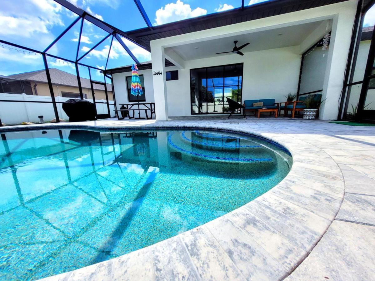 Blue Door Retreat - Luxury Pool Home - Sleeps 8 케이프코럴 외부 사진